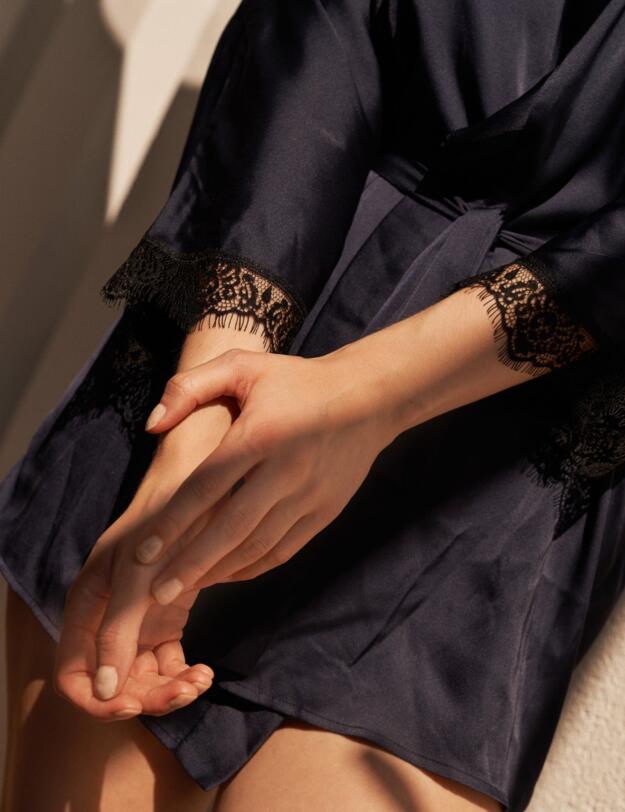 Simone Perele Satin Secrets Kimono Full Moon